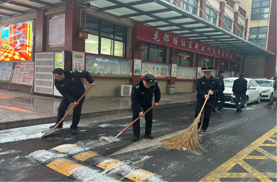 滁州市城管系统闻雪而动迅速行动保安全